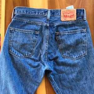 medium wash 501 levi jeans